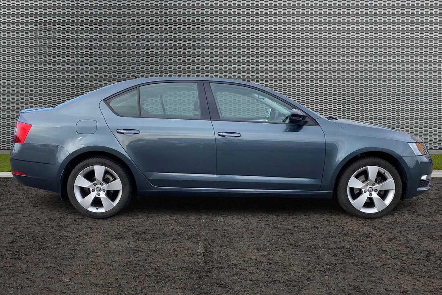 SKODA Octavia Hatchback 1.5 TSI SE Drive ACT (150ps) DSG